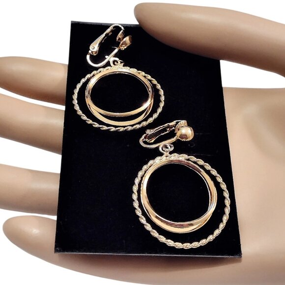 1 1/2" Avon Three Ring Hoop Clip On Earrings Vintage Gold Tone Long Round - Picture 3 of 3